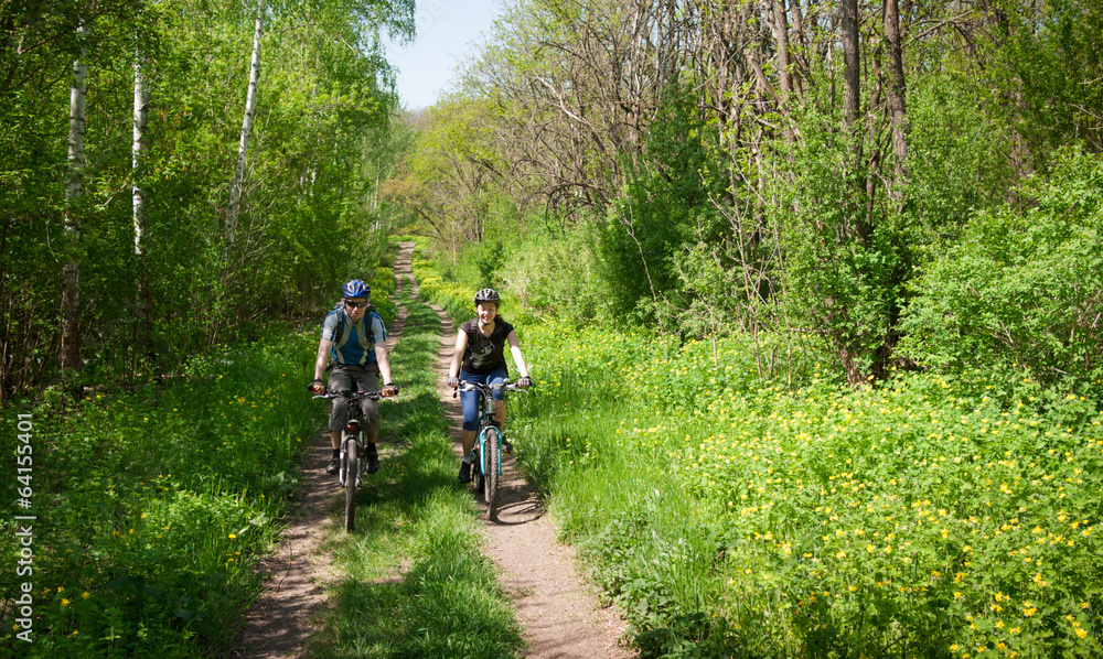 couple cycling