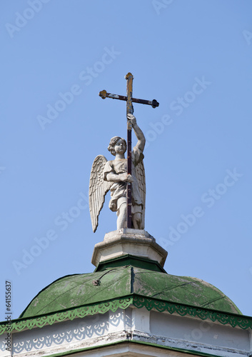 Крест на куполе церкви. Усадьба Кусково. Москва. Россия