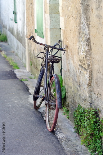 ruelle de l'ile de ré-vélo rouillé