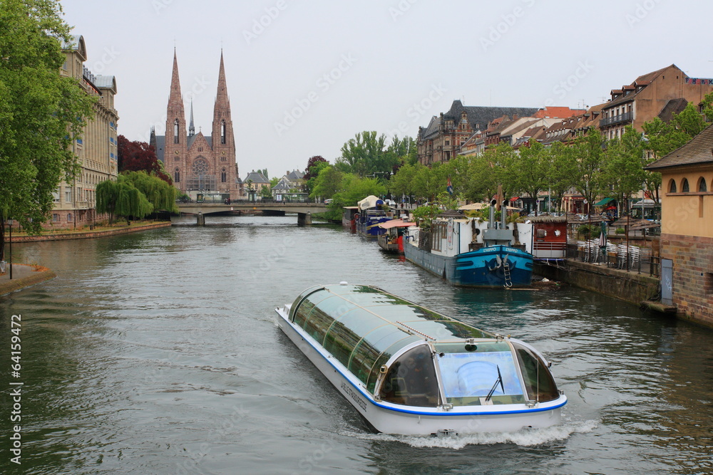 Obraz premium Schiffsfahrt auf der Ill in Straßburg mit Paulskirche