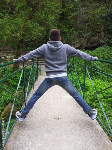 A gambe divaricate sul ponte