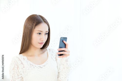 携帯電話を使う女性