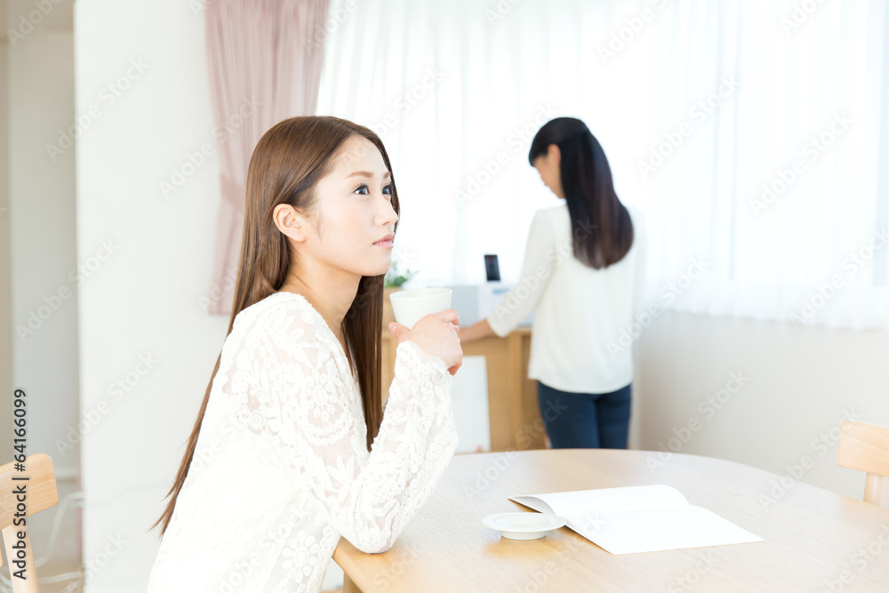 Fototapeta premium コーヒーを飲む女性2人