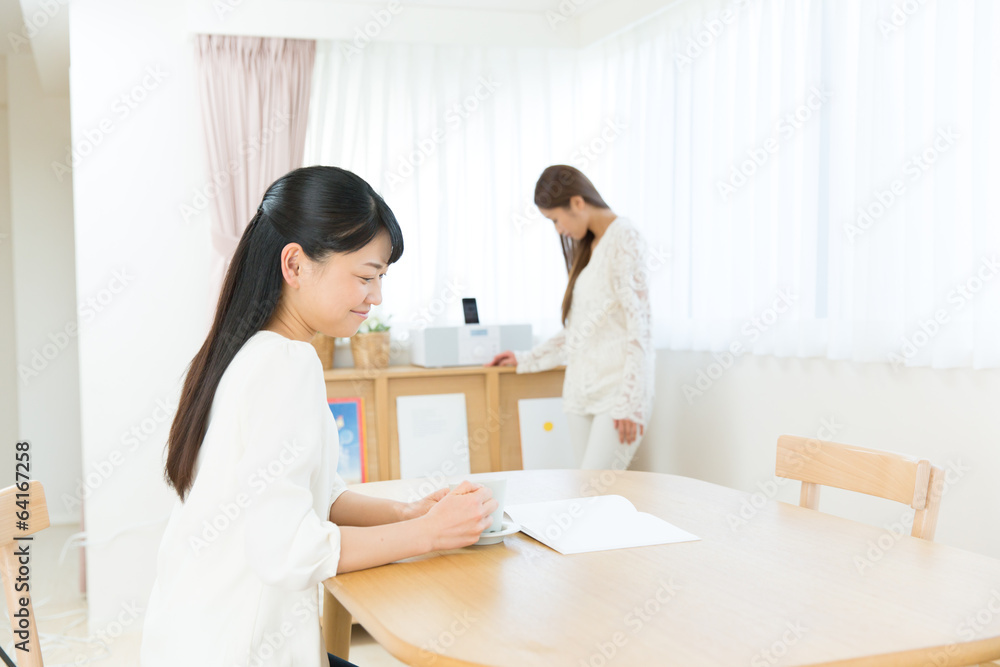部屋で寛ぐ女性2人