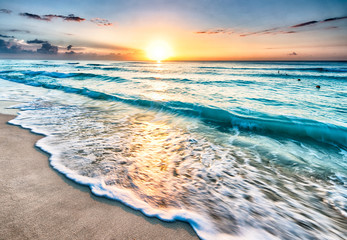 Sierkussen Strand en zee Zonsopkomst boven strand van Cancun  © Mike Liu