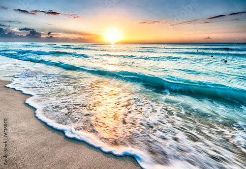 Fotografiet Sunrise over beach in Cancun