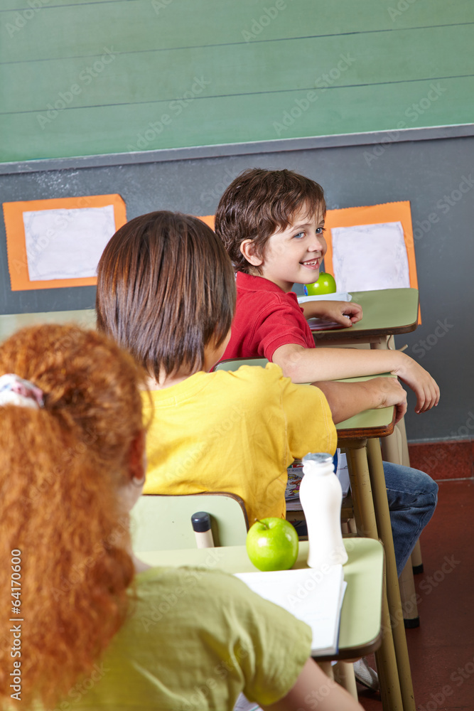 Klasse im Unterricht in der Grundschule Klasse im Unterricht in der Grundschule