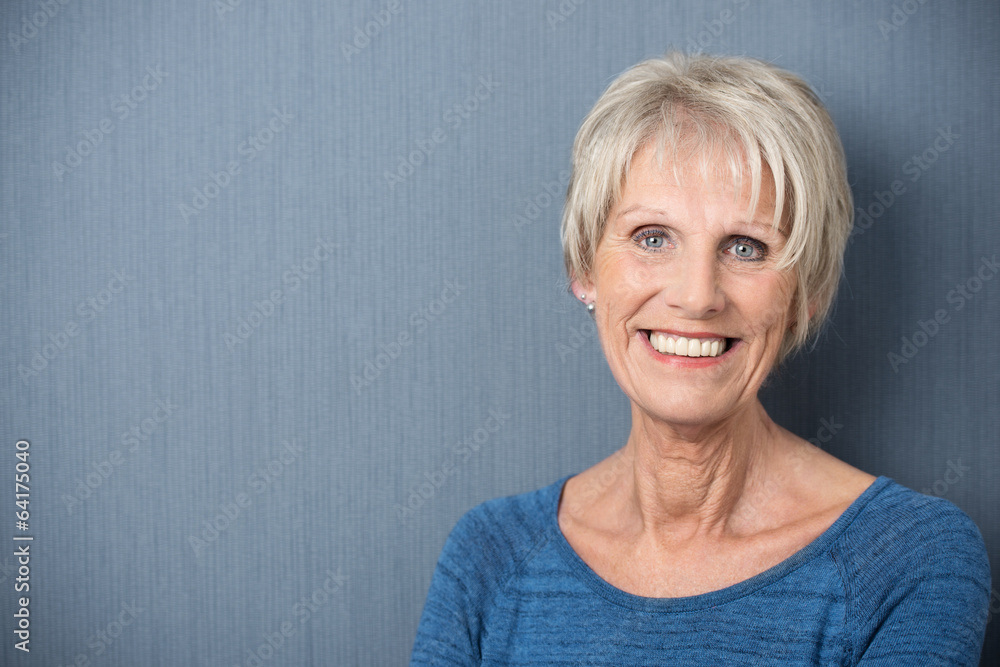 glückliche ältere dame mit kurzen haaren glückliche ältere dame mit kurzen haaren