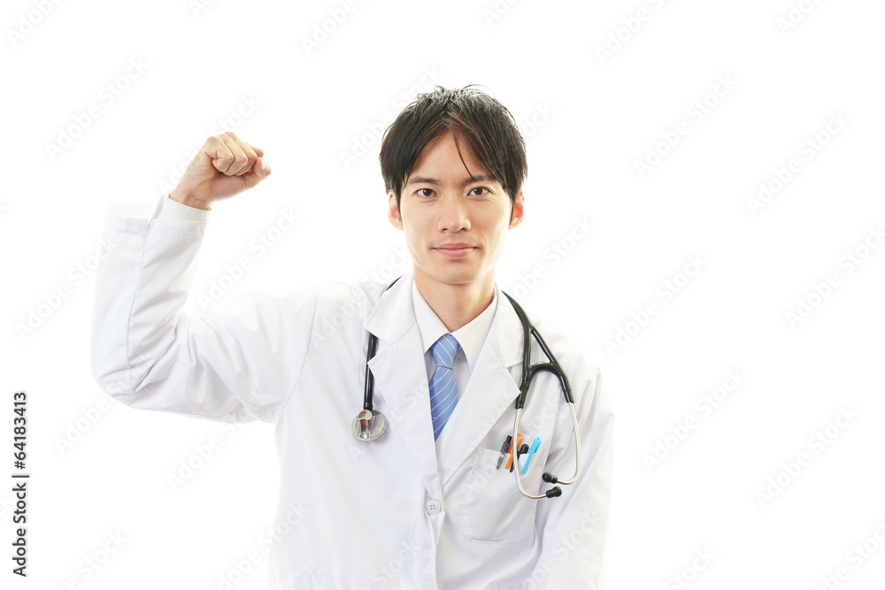 診療中の笑顔の医師