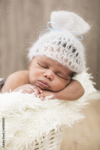 Newborn Baby schlafend mit süßer Mütze
