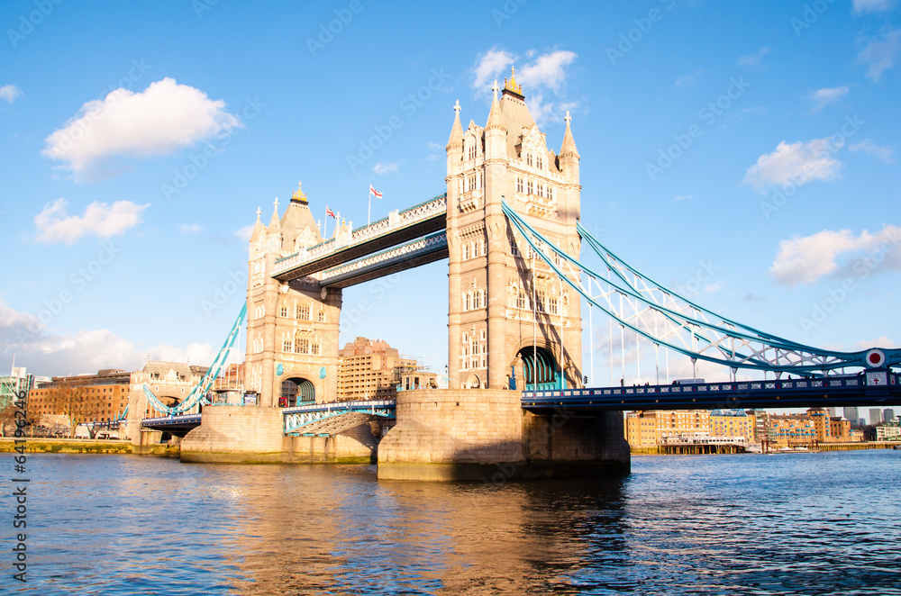 Obraz premium london's tower bridge on a clear spring day
