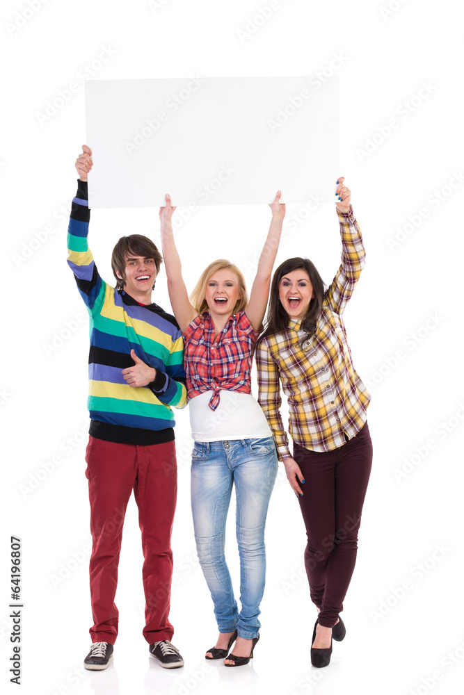 Obraz premium Three shouting young people with banner