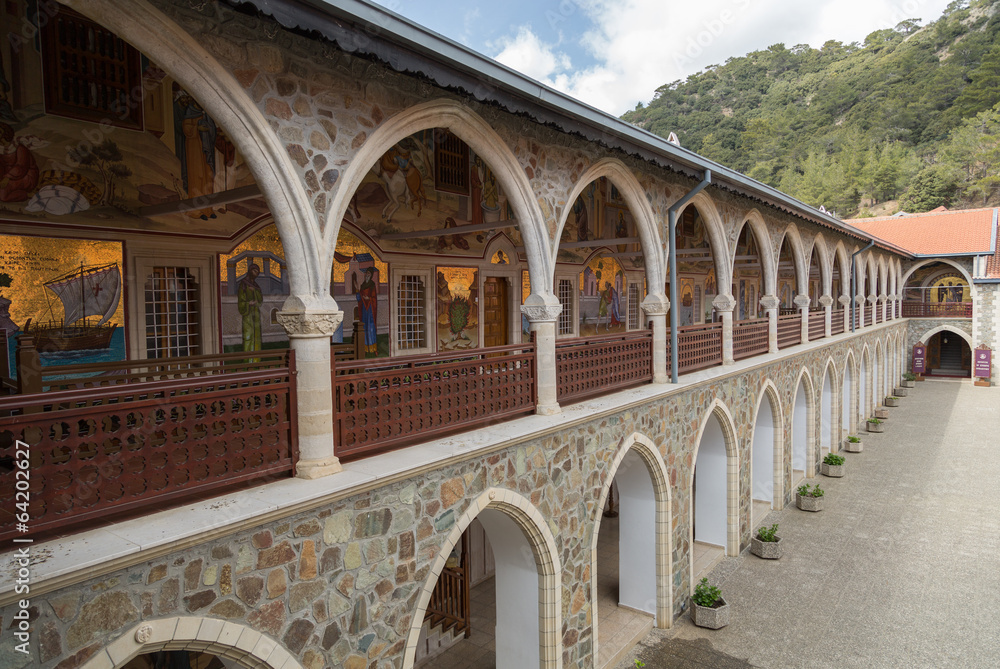 Galerie à arcade et dorures au monastère de Kykkos