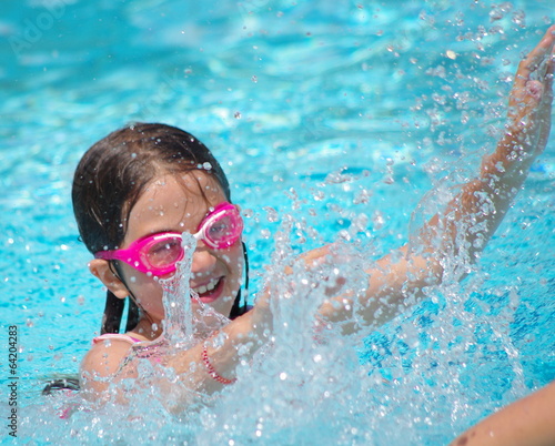 fillette à la piscine