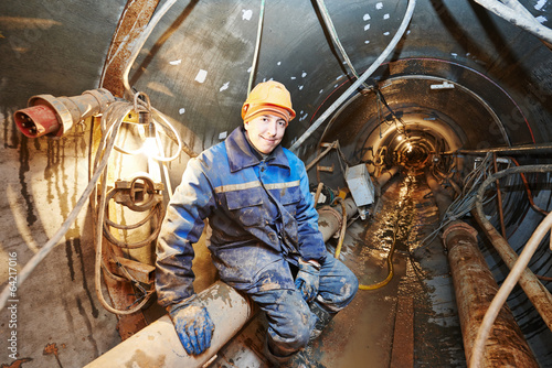 Valokuva undeground working in tunnel