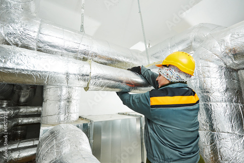 Foto female insulation worker