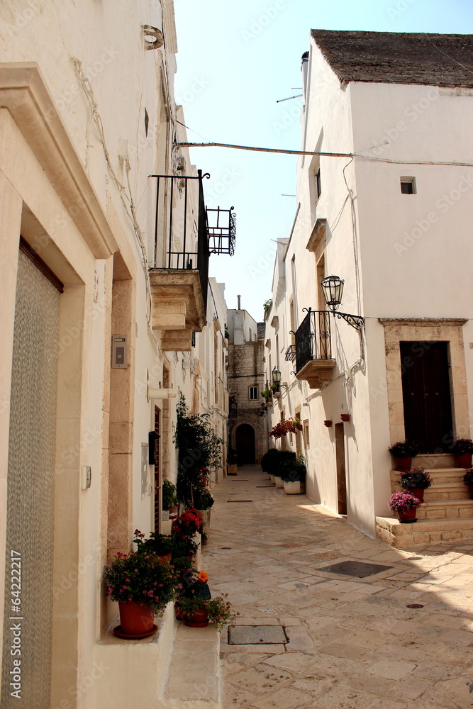 Fototapeta premium Gasse eines kleinen spanischen Dorfes im Sommer