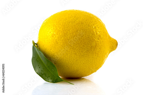 Fotografía lemon with green leaf isolated on white background