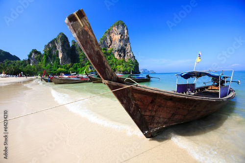 Tropical beach traditional long tail boat © Patrick Foto