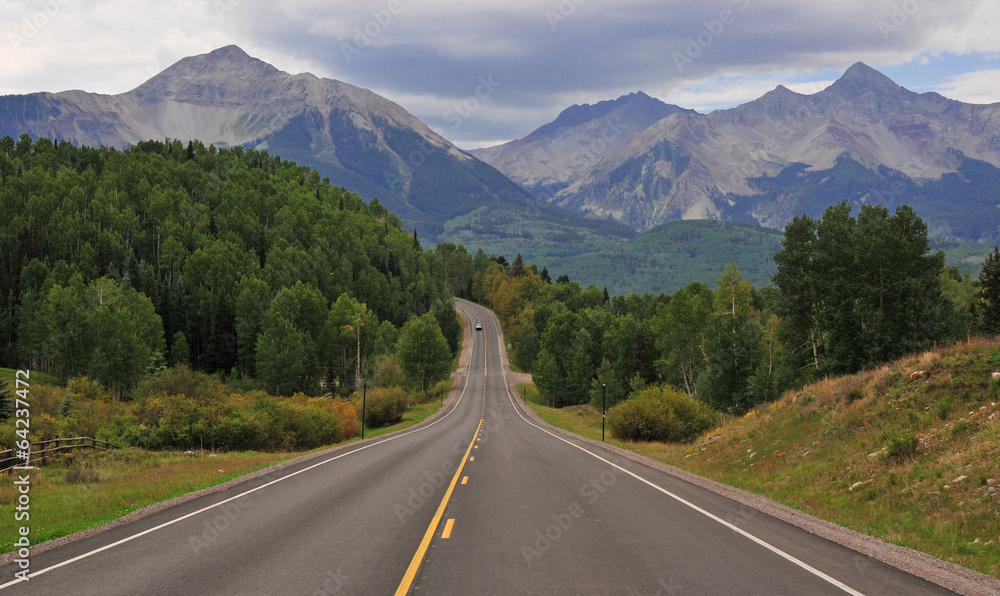 Fototapeta premium Driving in the Rocky Mountains, USA