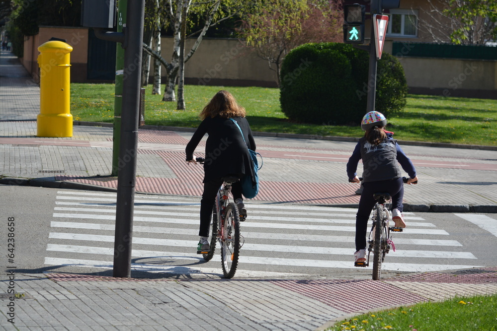 madre e hija en bicicleta en la ciudad
