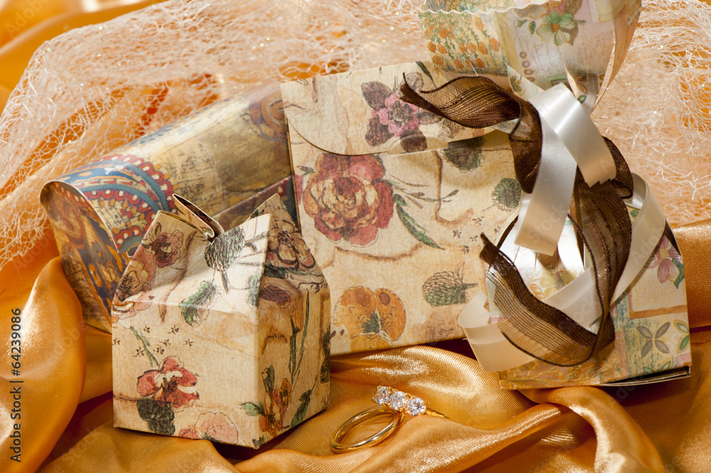 Fototapeta premium wedding rings on colorful fabric