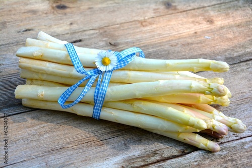 Bund weißer Spargel