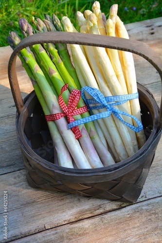zwei Bund Spargel im Korb