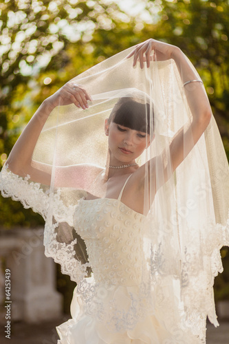  A bride in a veil in the park