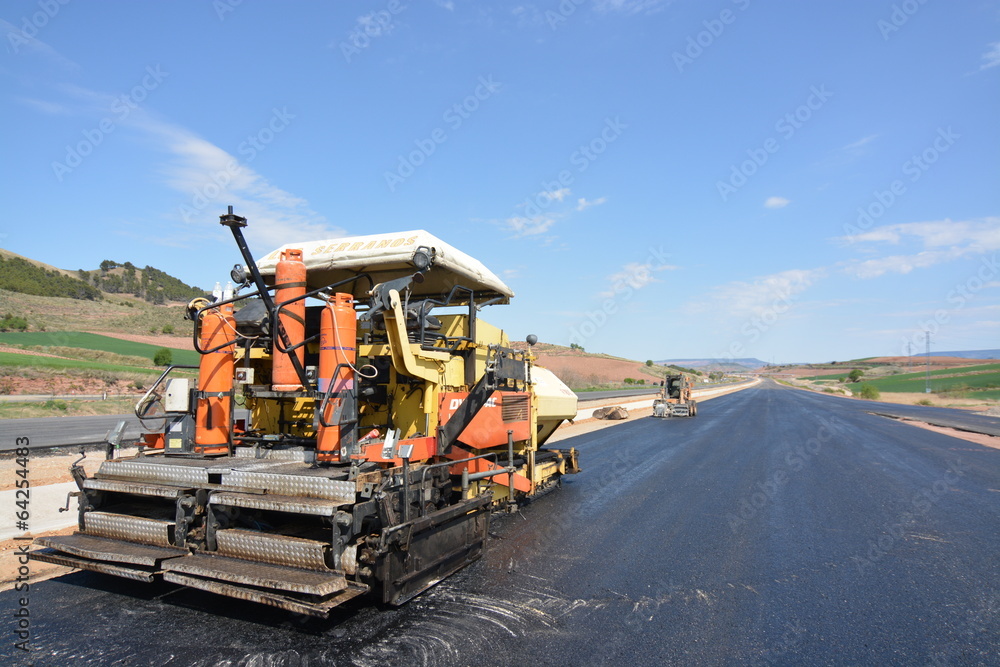 carretera en obras con maquinaria para el asfalto carretera en obras con maquinaria para el asfalto