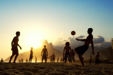 Fototapete Brasilien Strandfussball bei Sonnenuntergang Brasilien  © lazyllama