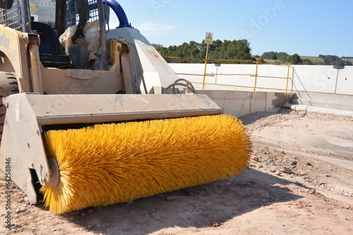maquina de limpieza de carreteras con cepillo giratorio amarillo Stock  Photo