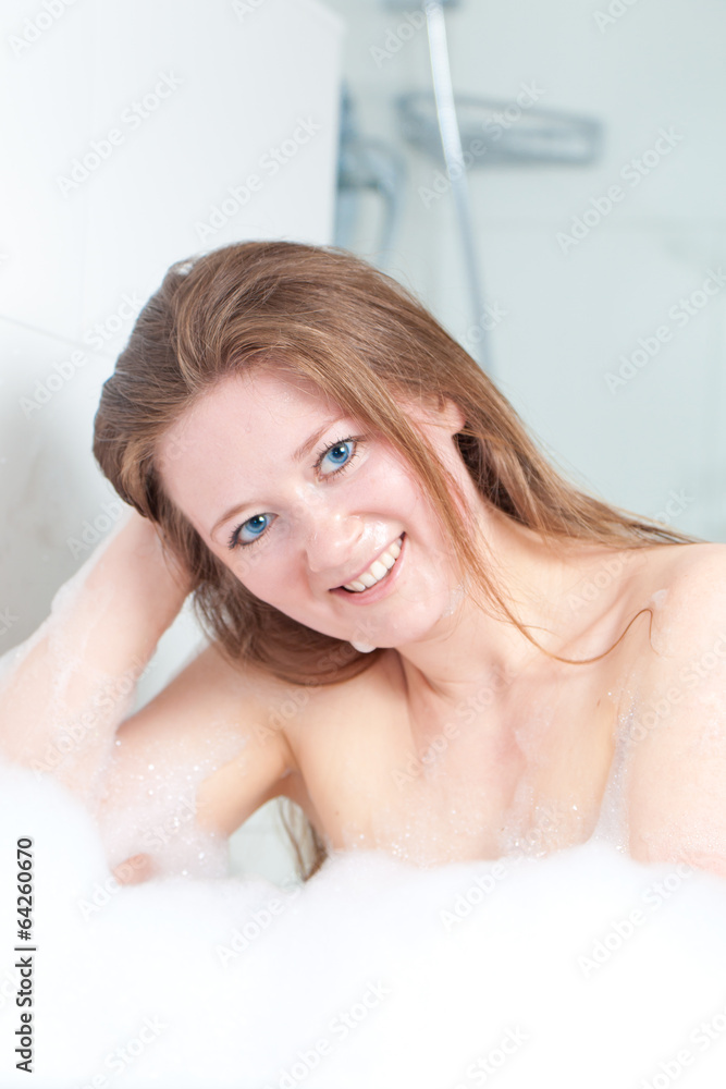 Naklejka premium frau in badewanne mit schaum