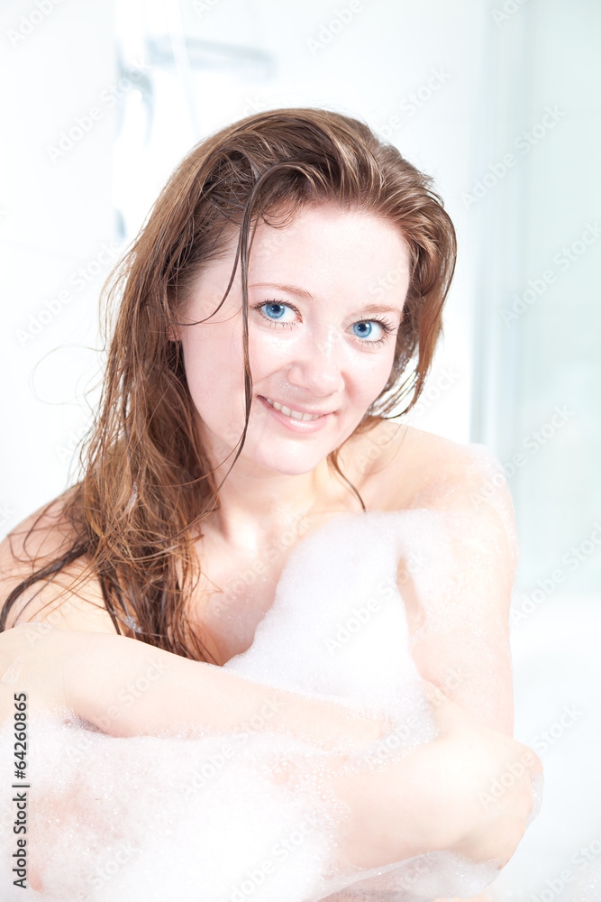 frau in badewanne mit schaum frau in badewanne mit schaum