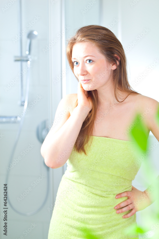 frau vor dem spiegel 