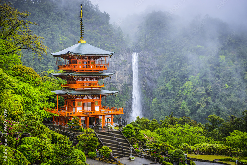 Naklejka premium Nachi, Japonia w Kumano Nachi Taisha Shrine i Waterfall