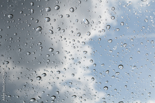 Wassertropfen mit dunklen Wolken und blauem Himmel photo