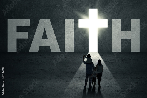 Foto Family walks toward faith door