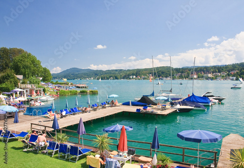 Obraz na płótnie Beach on Lake Worth. Resort Velden am Worthersee See. Austria w salonie