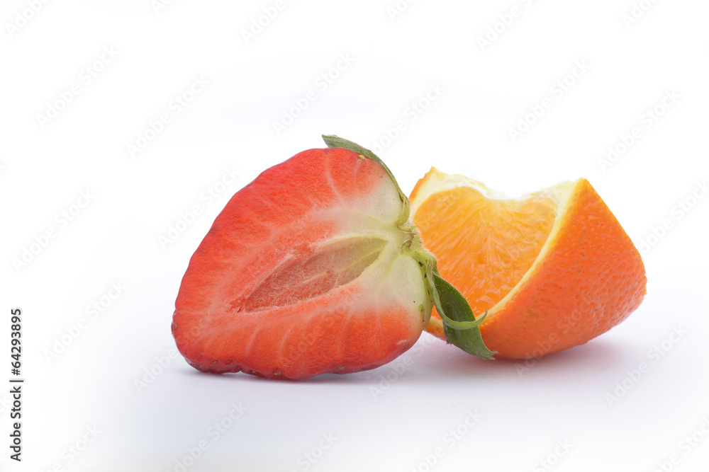 Capsune si mandarina pe fond alb Capsune si mandarina pe fond alb