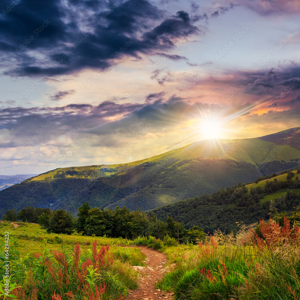 Obraz premium morning walks in mountain at sunset