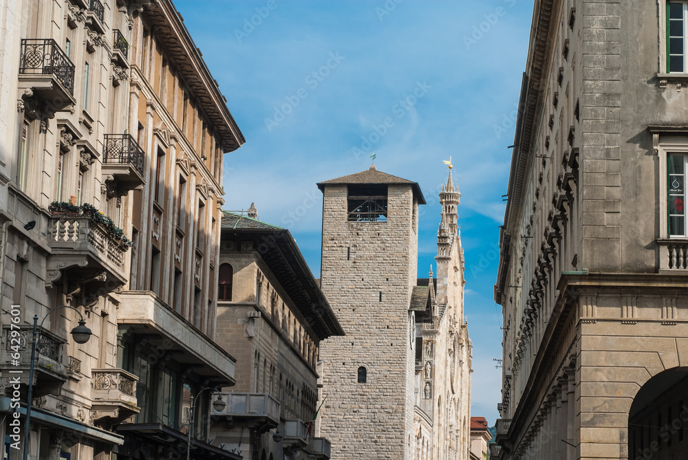 Il Broletto e il Duomo di Como