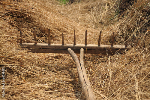 Foto Wooden rake for hay