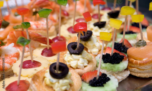 Foto canapé or petit four
