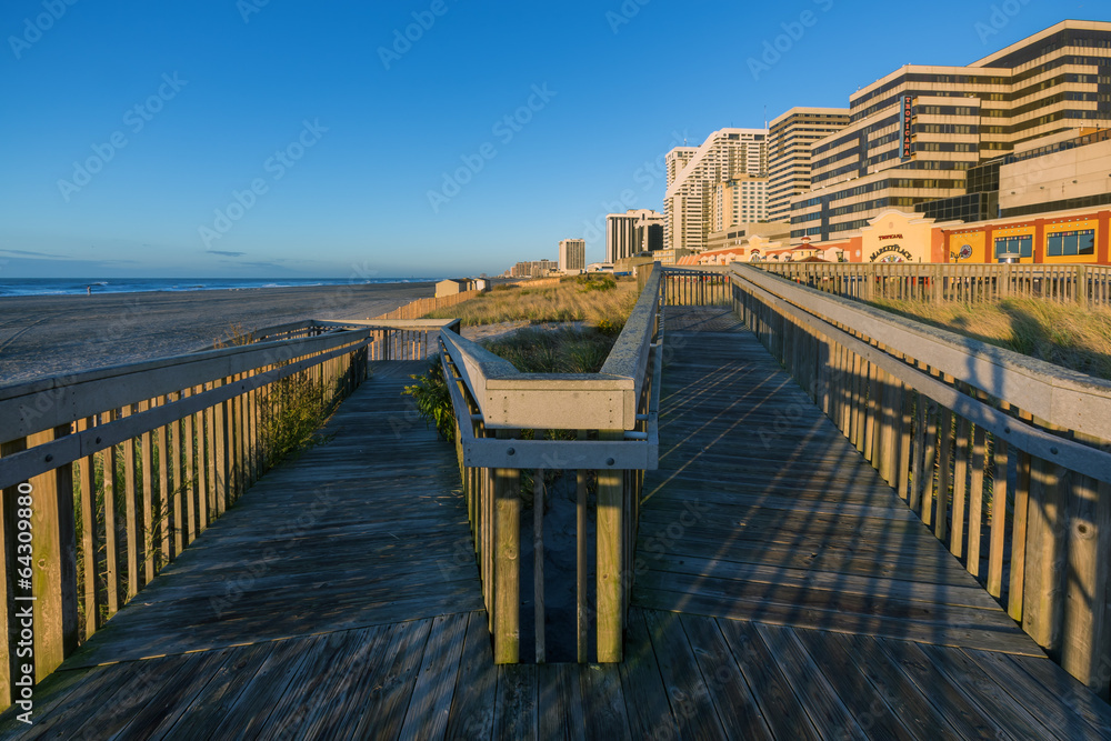 Obraz premium Atlantic City skylines, dunes and ocean shore at sunrise