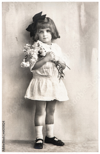Cuadro en lienzo antique photo portrait of little girl with flowers. Mother's Day