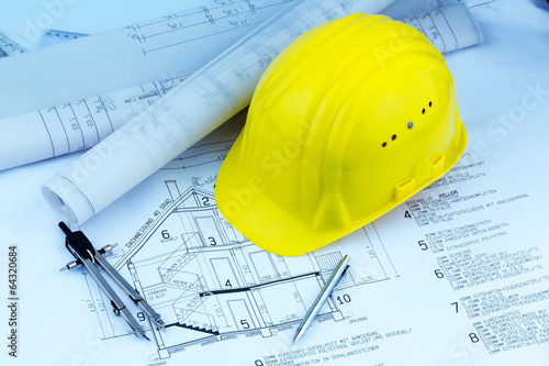 Hausplan mit Helm eines Bauarbeiters