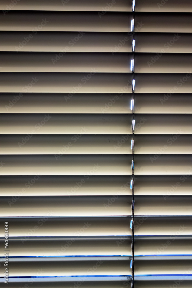 Jalousien als Sonnenschutz am Fenster Jalousien als Sonnenschutz am Fenster