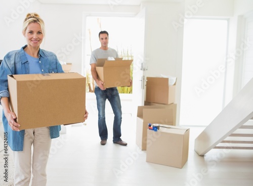 Smiling couple moving together in a new house © WavebreakmediaMicro