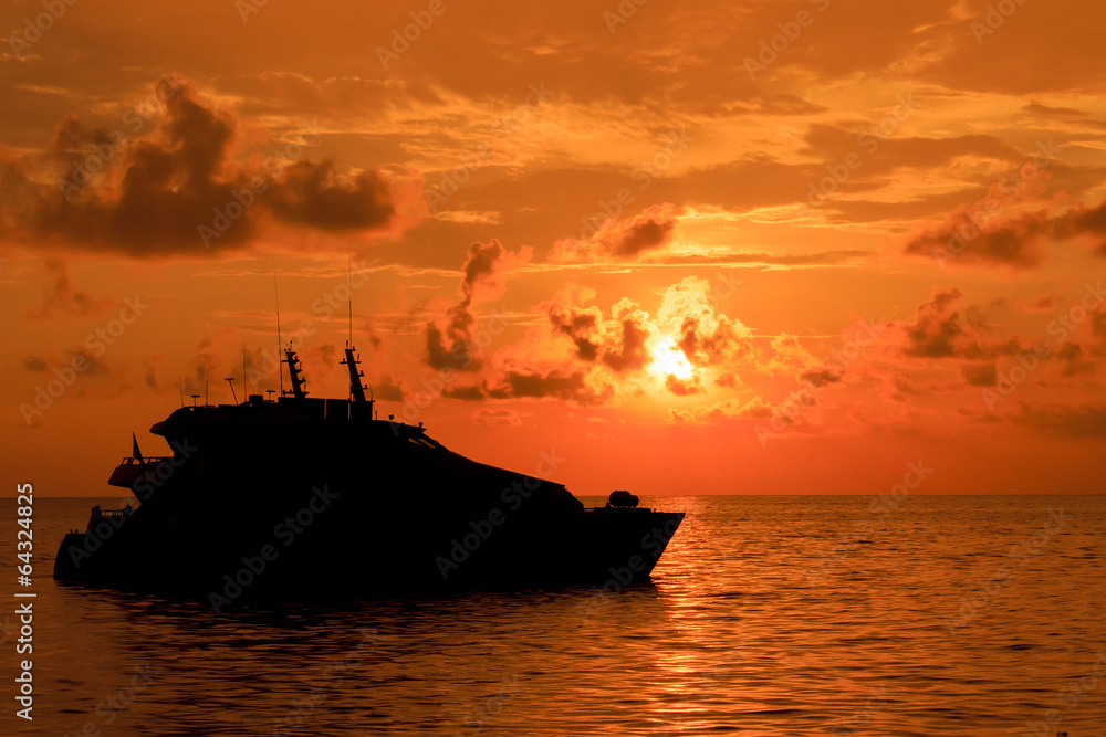 Fototapeta premium Yacht at Sunset